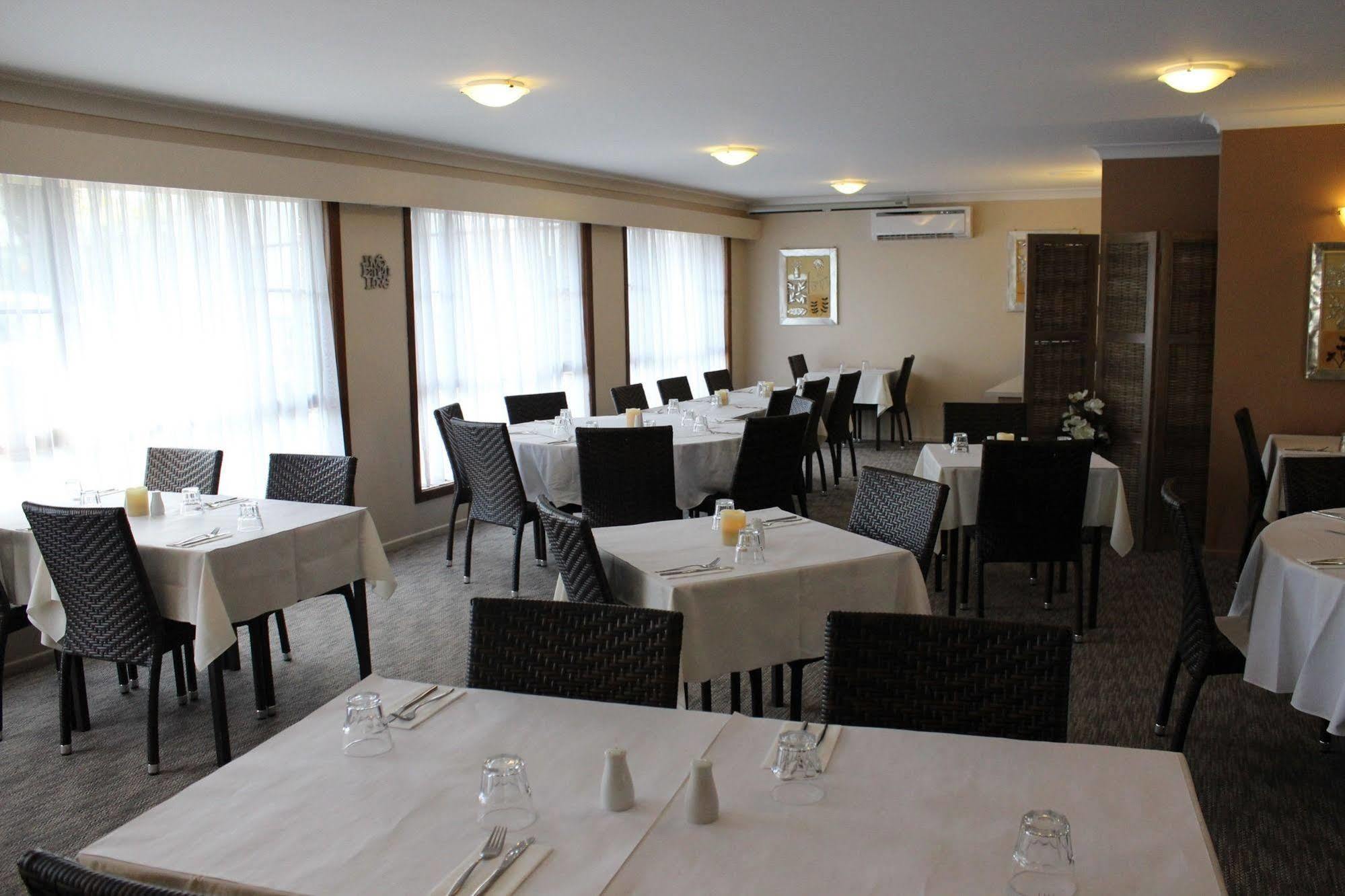 Of The Town Motel 3*